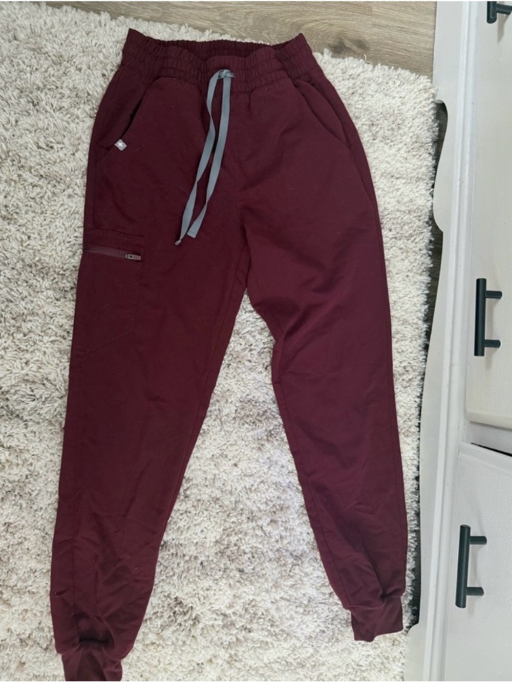 FIGS high waisted Woman’s  Maroon Jogger Sweatpants with Gray Drawstring